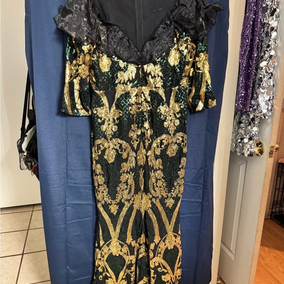 Elegant emerald Green and Gold Off-Shoulder Dress size 1XL - Picture 7 of 9